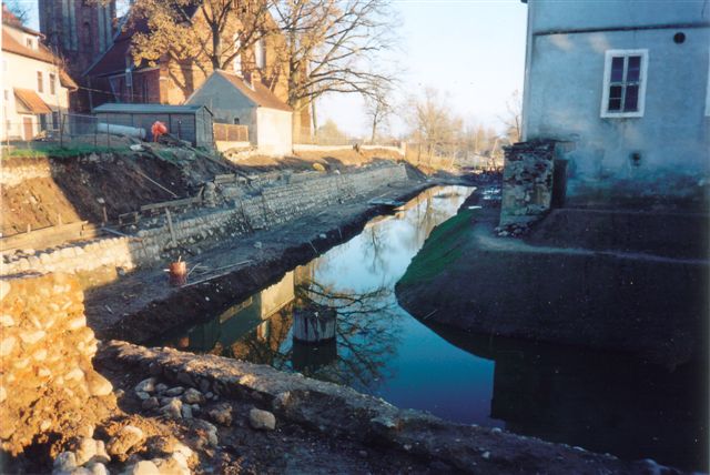 Morg - Fosa zamkowa po odkopaniu w 2002