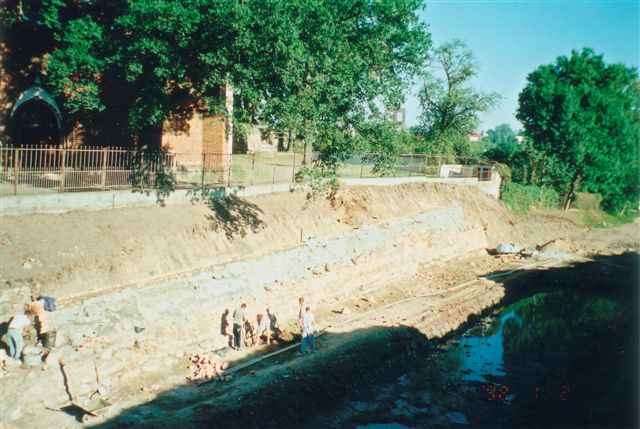 Morg - Prace przy murze miejskim w 2002